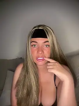 little lola x online show from May 20, 2026, 8:04 pm