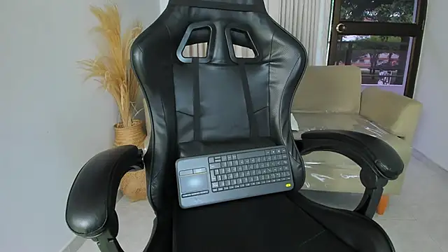 chloegils  online show from October 29, 2025, 12:51 pm