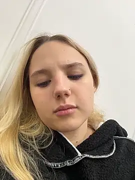 Sky Cutie online show from November 15, 2025, 4:32 am