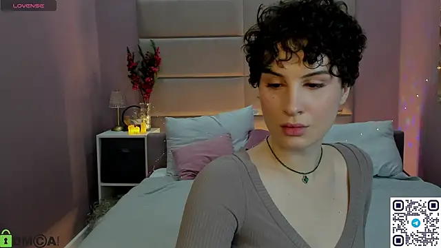 Adeline Perle online show from December 5, 2025, 1:14 am