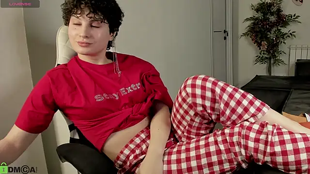 Adeline Perle online show from January 10, 2026, 1:51 am