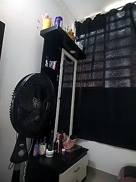 dulcelatin21 online show from November 3, 2025, 3:57 pm