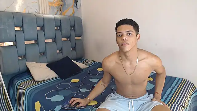 PRETTY FEM online show from April 1, 2026, 1:17 am