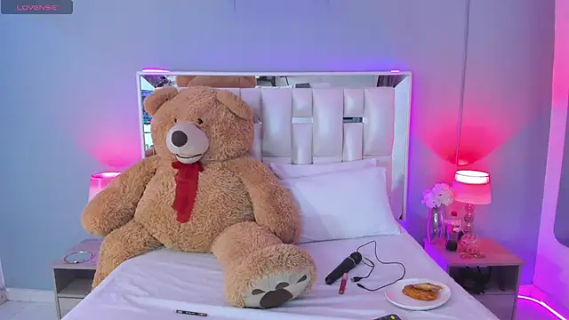 Darlyn tenderhot   online show from September 19, 2025, 6:37 am