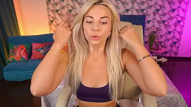 BellaRayyy online show from May 14, 2026, 1:18 pm