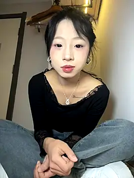 jingjing005 online show from December 4, 2025, 6:44 am