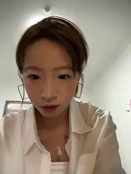 jingjing005 online show from June 11, 2026, 6:44 am
