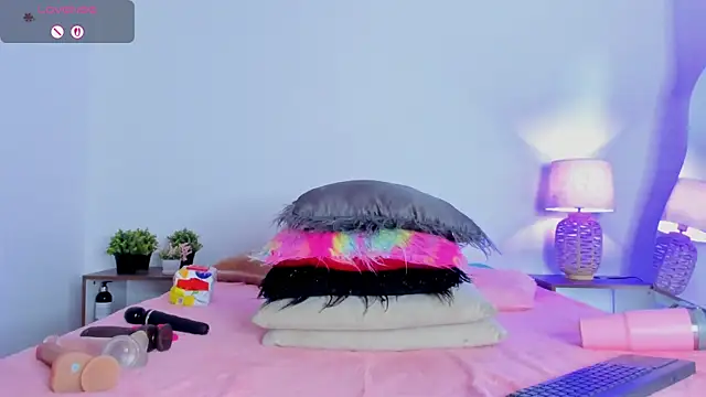 hailey hadid online show from November 25, 2025, 7:03 pm