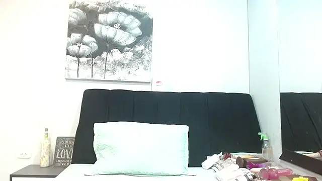 Snapshot of DonnaJoness chatting on November 17, 2025, 7:52 pm DonnaJoness online show from November 17, 2025, 7:52 pm