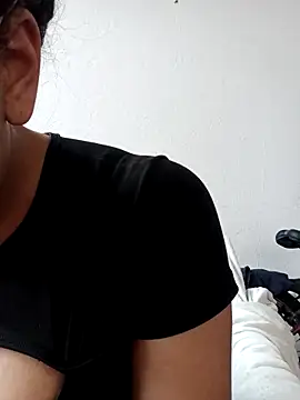 Snapshot of deniiisss chatting on October 23, 2025, 9:24 pm deniiisss online show from October 23, 2025, 9:24 pm