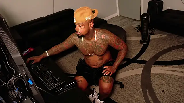 SLANGONDEMHOES online show from May 12, 2026, 7:05 am