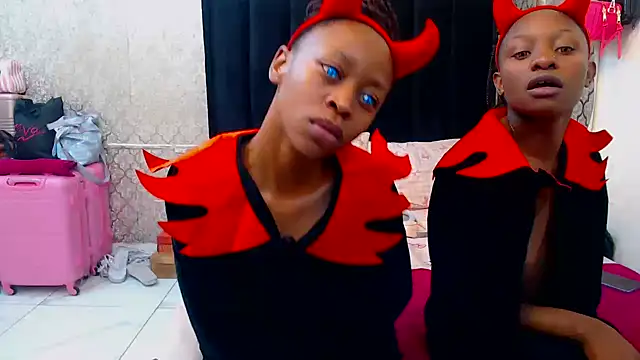 Snapshot of SexyPetitex25 chatting on October 30, 2025, 7:47 pm SexyPetitex25 online show from October 30, 2025, 7:47 pm