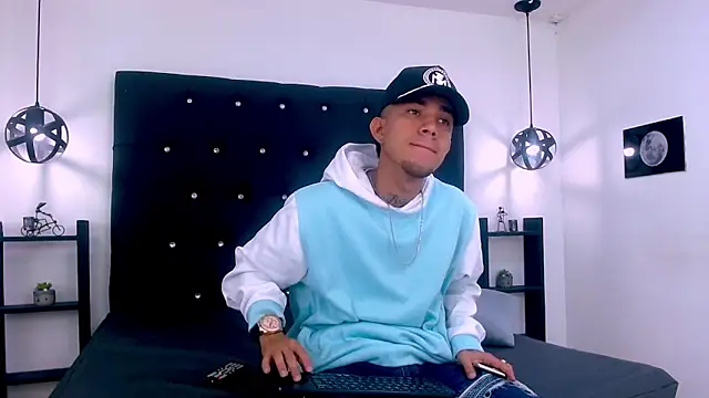 Snapshot of tattoos22 chatting on November 17, 2025, 12:22 pm tattoos22 online show from November 17, 2025, 12:22 pm