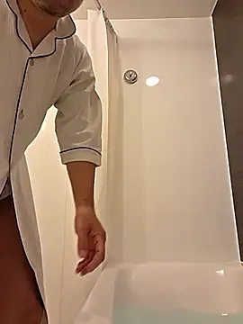 erosuke9 online show from February 2, 2026, 1:10 pm