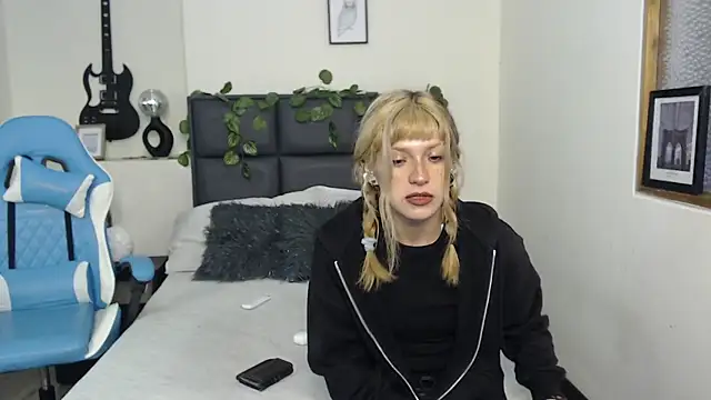 Amnesia  online show from September 29, 2025, 1:38 pm