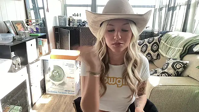 playwithdakota online show from November 26, 2025, 6:42 pm