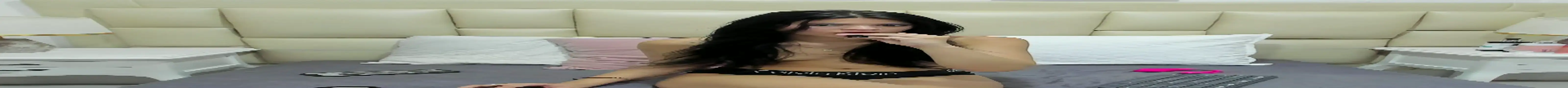 Snapshot of SkinnyGirl_28 chatting on October 18, 2025, 7:14 pm SkinnyGirl 28 online show from October 18, 2025, 7:14 pm