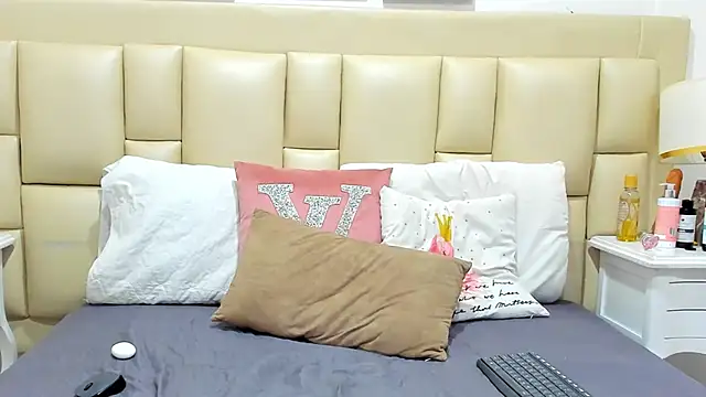 Snapshot of SkinnyGirl_28 chatting on November 13, 2025, 7:24 pm SkinnyGirl 28 online show from November 13, 2025, 7:24 pm