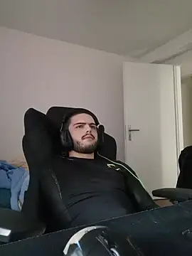 Snapshot of EyesNeverLies chatting on October 31, 2025, 7:42 am EyesNeverLies online show from October 31, 2025, 7:42 am