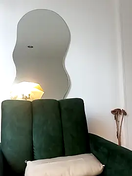 a Malgosia mako online show from October 22, 2025, 4:07 pm