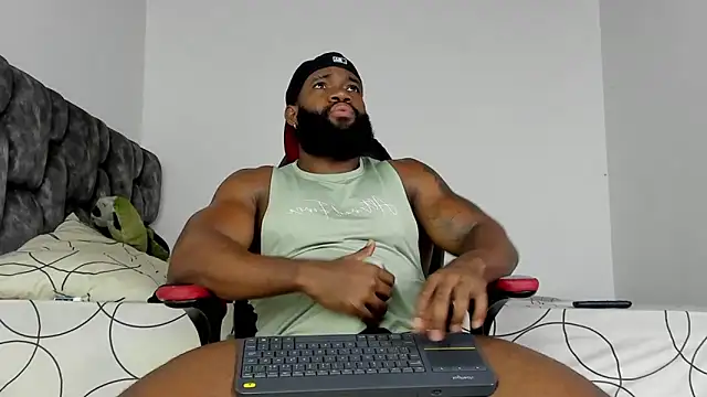 Snapshot of james_musclebbc chatting on November 4, 2025, 8:30 pm james musclebbc online show from November 4, 2025, 8:30 pm