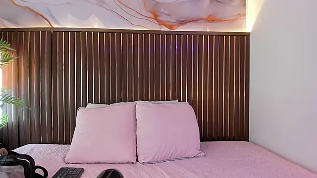 Snapshot of Roxie-NS chatting on February 20, 2026, 12:05 pm Roxie-NS online show from February 20, 2026, 12:05 pm