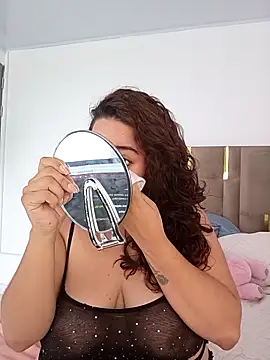 LoanaSantos online show from April 17, 2026, 8:56 pm