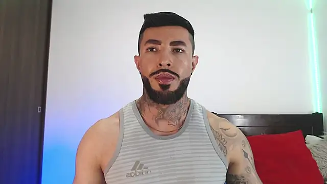 andrea de lucaa online show from April 13, 2026, 3:23 am