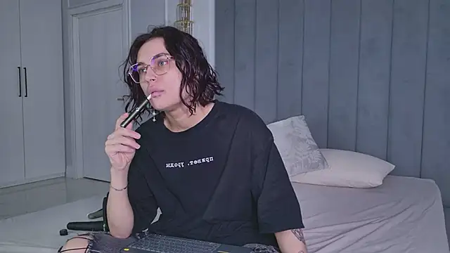 VioletAsh online show from May 22, 2026, 4:19 am
