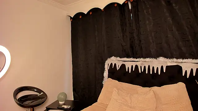 Tiffany Nm online show from November 30, 2025, 12:53 pm