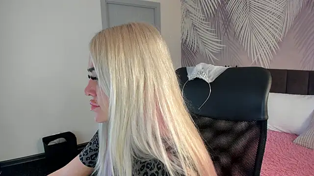 Kira Key online show from September 28, 2025, 9:14 am