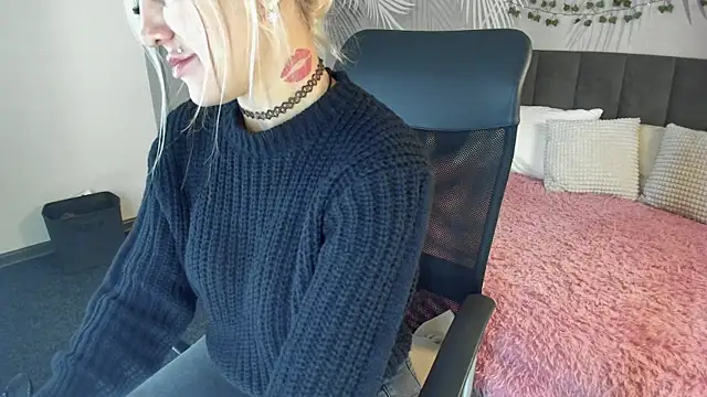 Kira Key online show from October 18, 2025, 1:52 am