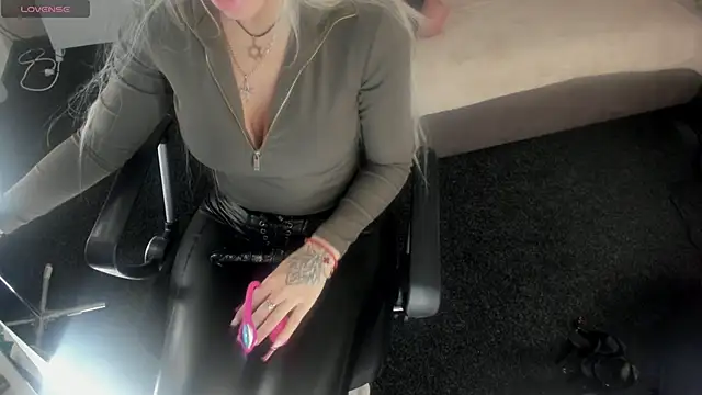 Snapshot of Kira_Key chatting on February 10, 2026, 1:53 am Kira Key online show from February 10, 2026, 1:53 am