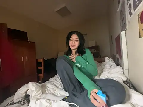 petitelatinateen online show from February 3, 2026, 7:24 am