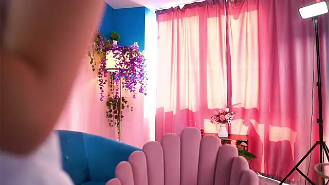 SaraMiretti online show from September 11, 2025, 7:08 am