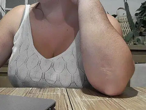 Snapshot of Aambre95Esexy chatting on September 19, 2025, 8:31 pm Aambre95Esexy online show from September 19, 2025, 8:31 pm