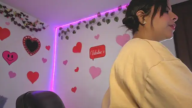 MiaCollinssx online show from February 19, 2026, 12:56 pm