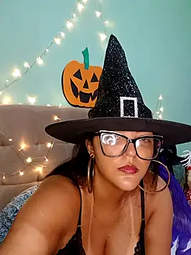 Snapshot of AuroraChest chatting on October 27, 2025, 8:35 pm AuroraChest online show from October 27, 2025, 8:35 pm