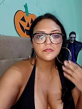 Snapshot of AuroraChest chatting on November 2, 2025, 12:35 am AuroraChest online show from November 2, 2025, 12:35 am