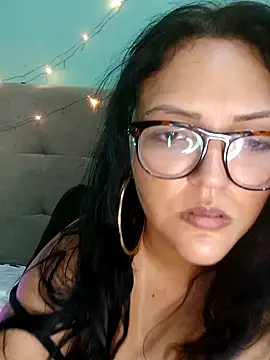 Snapshot of AuroraChest chatting on November 26, 2025, 10:38 am AuroraChest online show from November 26, 2025, 10:38 am