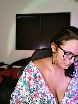 Snapshot of AuroraChest chatting on February 19, 2026, 1:07 pm AuroraChest online show from February 19, 2026, 1:07 pm