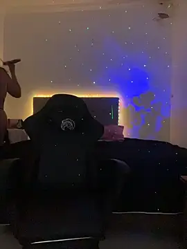 Snapshot of AuroraChest chatting on April 1, 2026, 8:59 am AuroraChest online show from April 1, 2026, 8:59 am