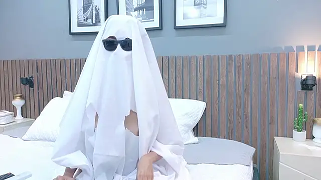 luna roja25 online show from October 12, 2025, 6:01 am