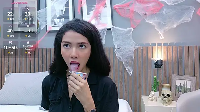 luna roja25 online show from October 16, 2025, 1:45 pm