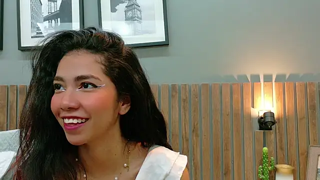 luna roja25 online show from November 12, 2025, 1:22 pm