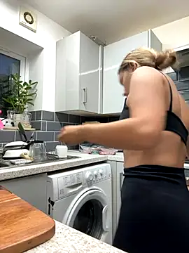 KayleeBella online show from September 18, 2025, 6:43 pm