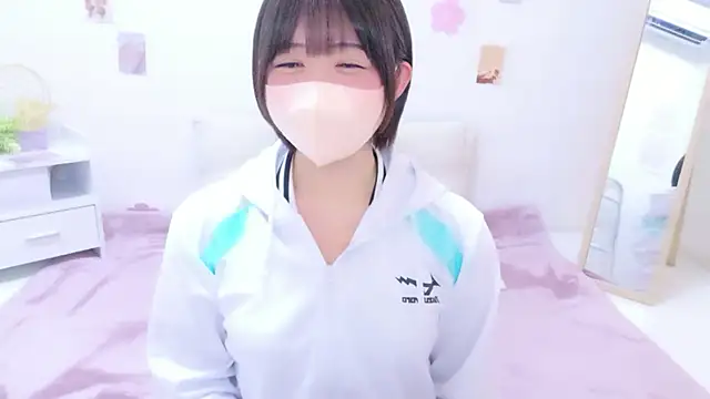Hinata Sun online show from May 18, 2026, 11:27 am