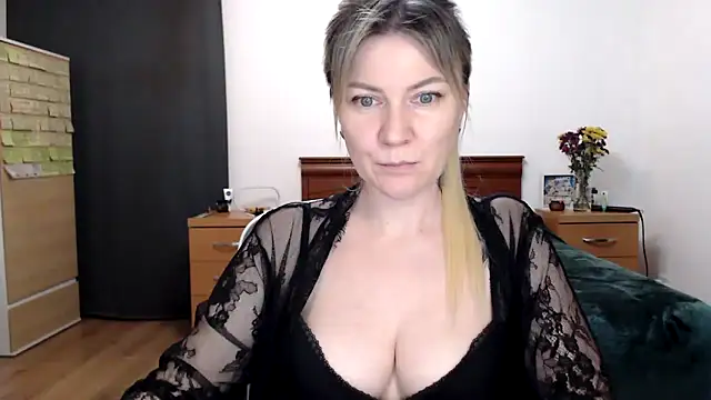 Snapshot of ParadiseAlina chatting on November 6, 2025, 8:21 pm ParadiseAlina online show from November 6, 2025, 8:21 pm