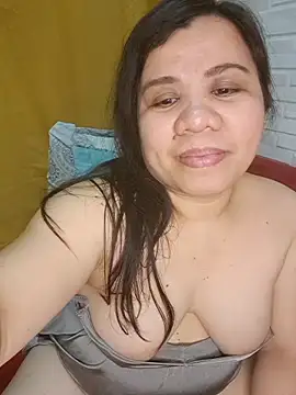 hotlyn45 online show from February 24, 2026, 1:42 pm