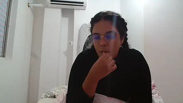 Snapshot of SecretBrunette chatting on November 5, 2025, 5:07 am SecretBrunette online show from November 5, 2025, 5:07 am